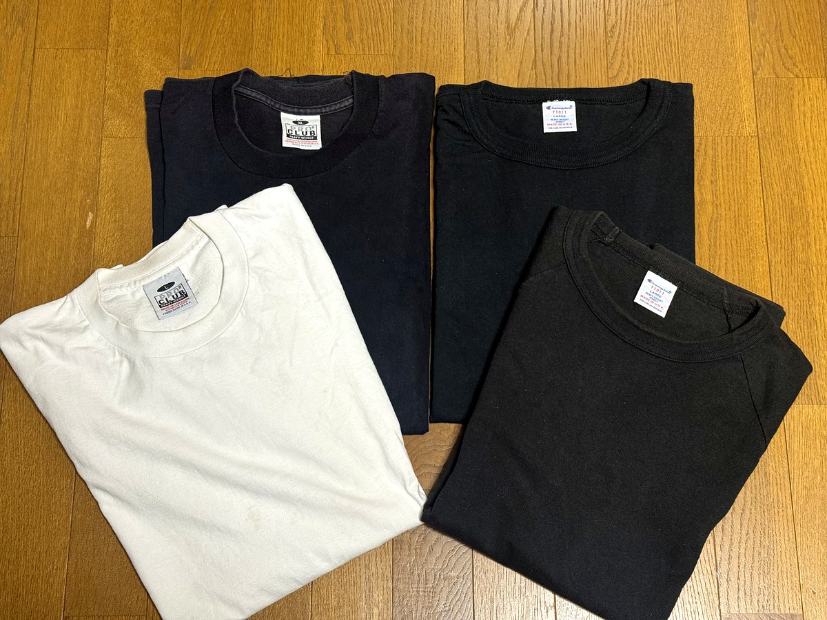 PRO CLUBとChampion T1011のヘビーウェイトTシャツ4枚を床に並べた俯瞰サイズ比較