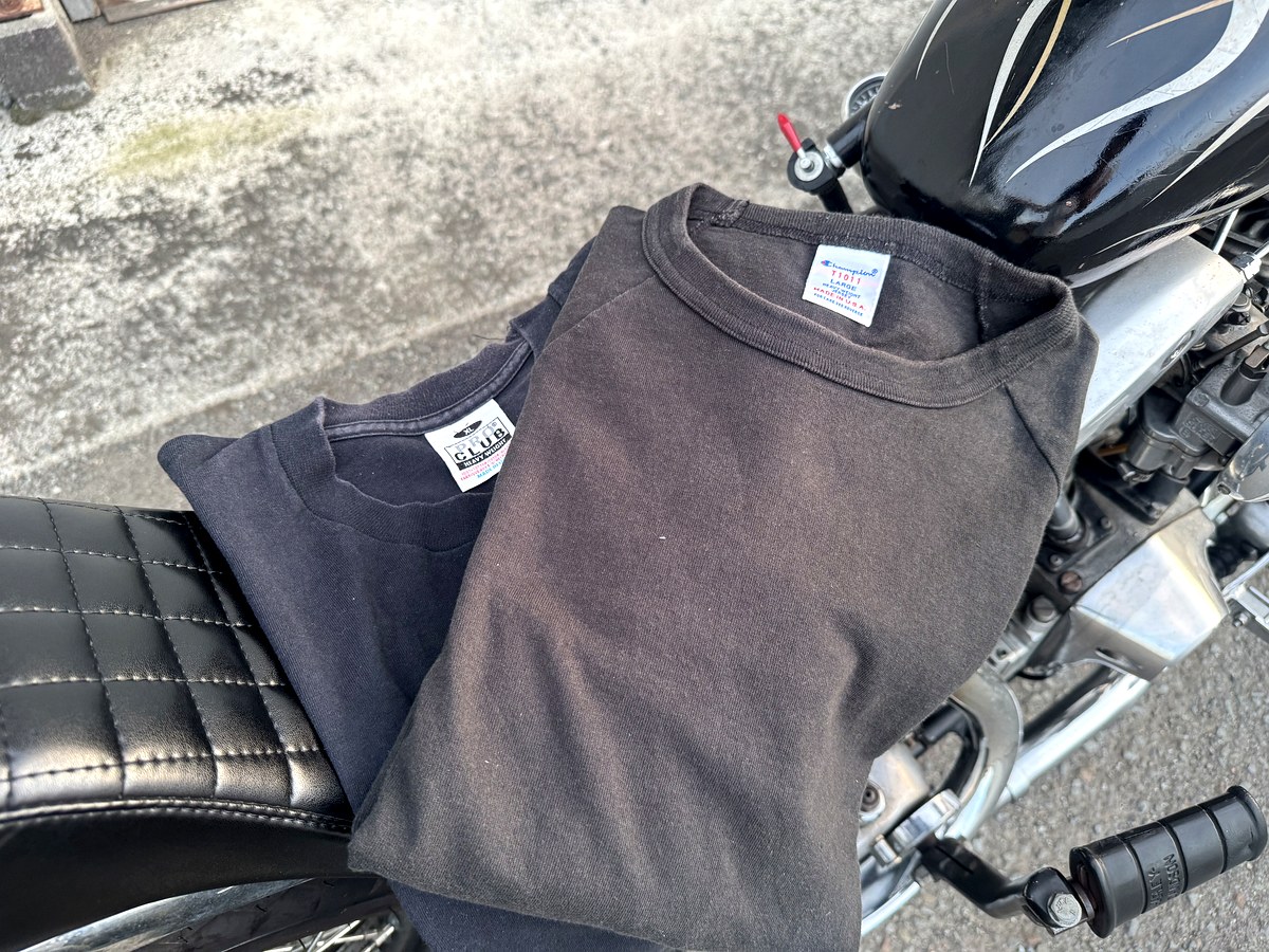 PRO CLUBとChampion T1011をショベルヘッドのシートに並べたバイカーTシャツ比較