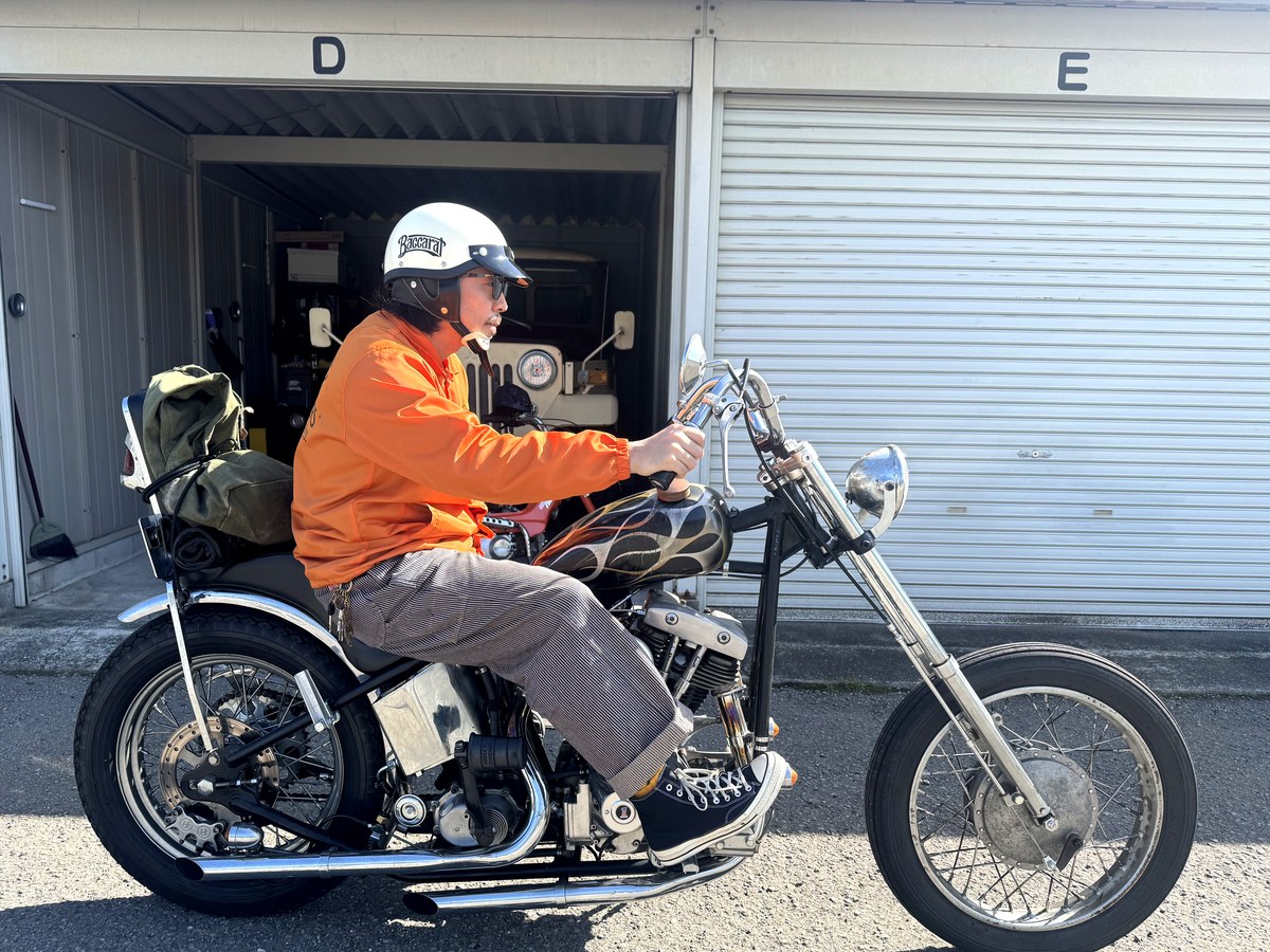 オーシャンビートルSHORTY4を着用してチョッパーに跨がった乗車姿