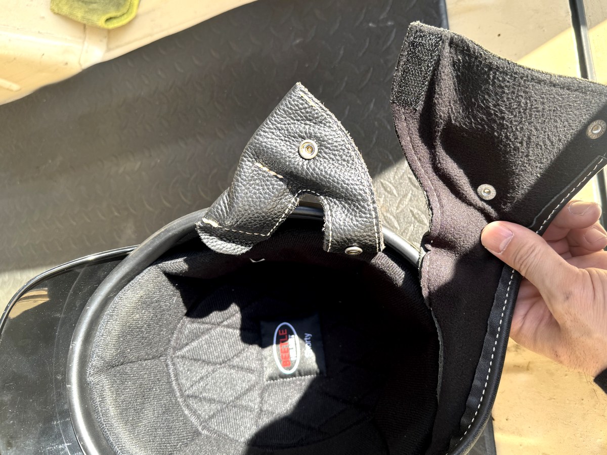 SHORTY4のレザー製イヤーマフを取り外している様子