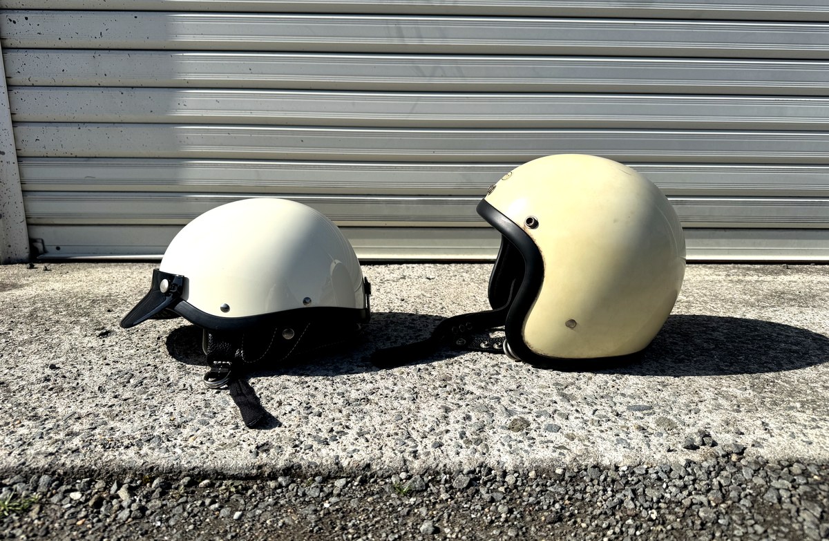 SHORTY4とTT&CO 500TXを側面から並べて帽体サイズを比較した写真