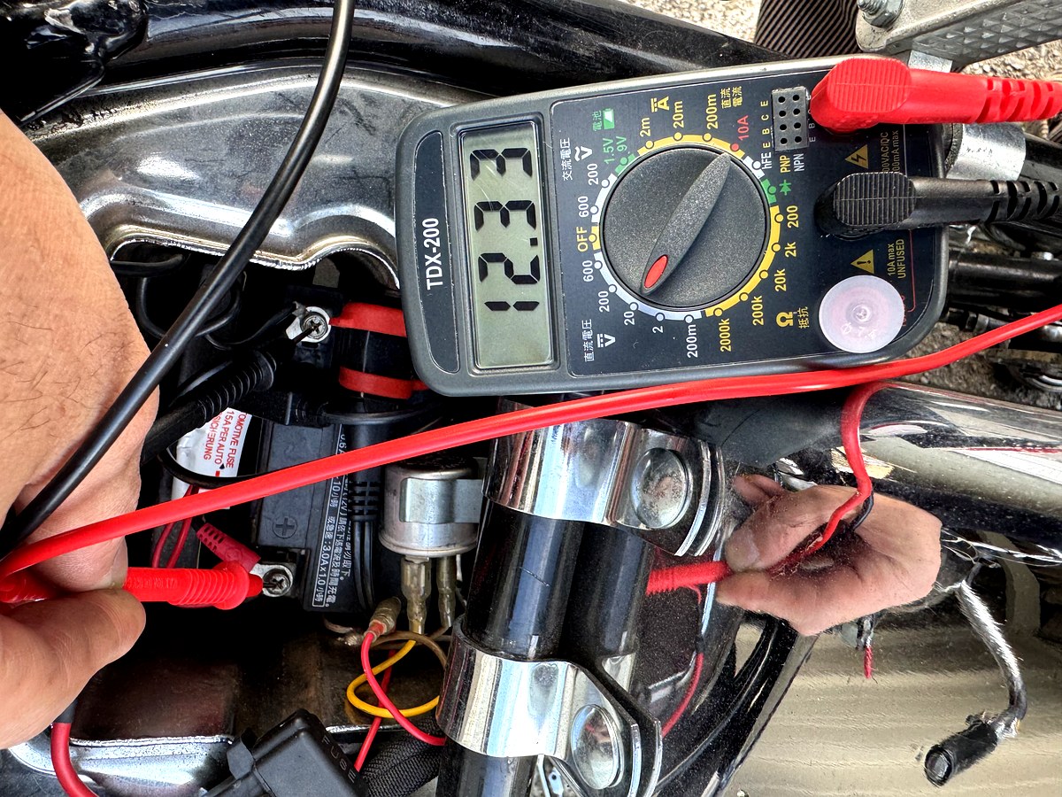 ショベルヘッドのバッテリー電圧確認 デジタルテスターで測定