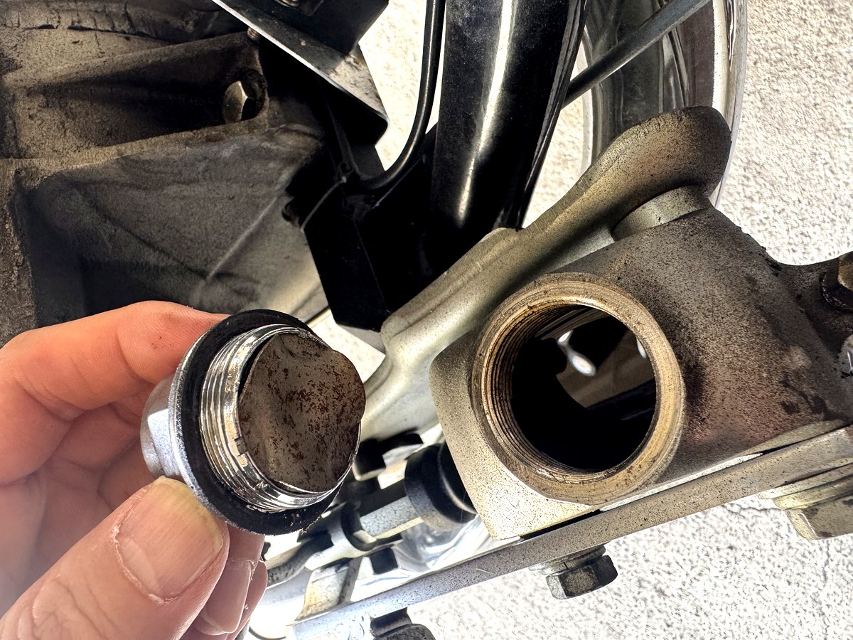 ショベルヘッドのブレーキフルード確認 キャップを外して液量と色をチェック