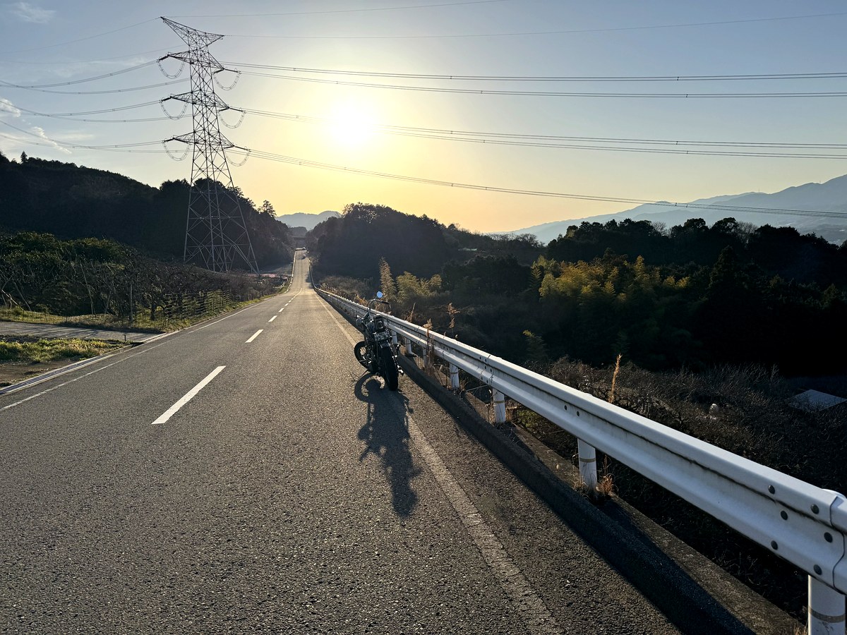 夕暮れの路肩に停車したショベルヘッドのチョッパー