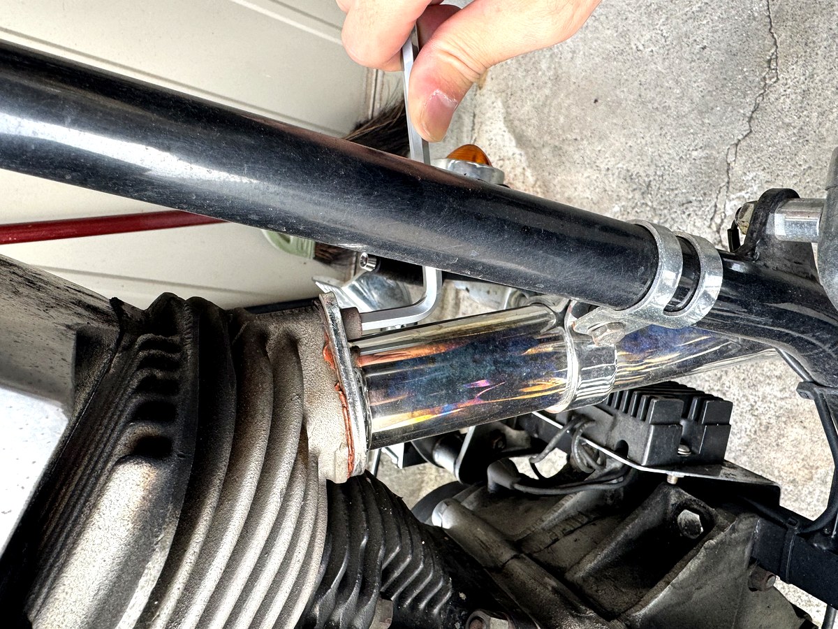 ショベルヘッドのエキゾーストパイプ フランジボルト増し締め作業