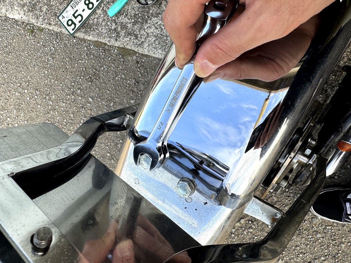 ショベルヘッドのシーシーバーとリアフェンダー接合部ボルト増し締め リジッドフレーム