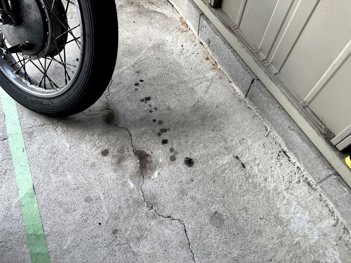 ショベルヘッドのガレージ床面オイル滴下痕 オイル漏れ確認