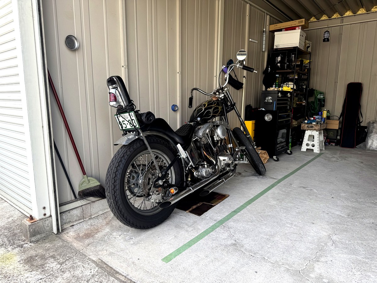 冬眠明けのショベルヘッドチョッパー全景 ガレージから出した直後