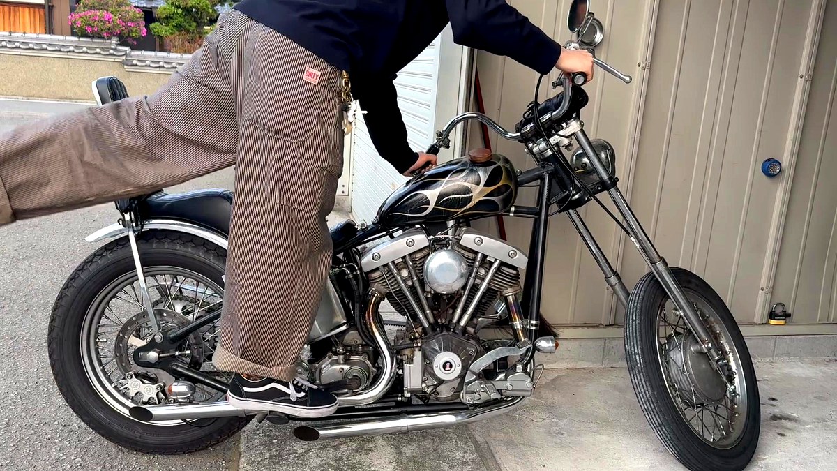 ショベルヘッドのキック始動 体重を乗せたフルキックの瞬間