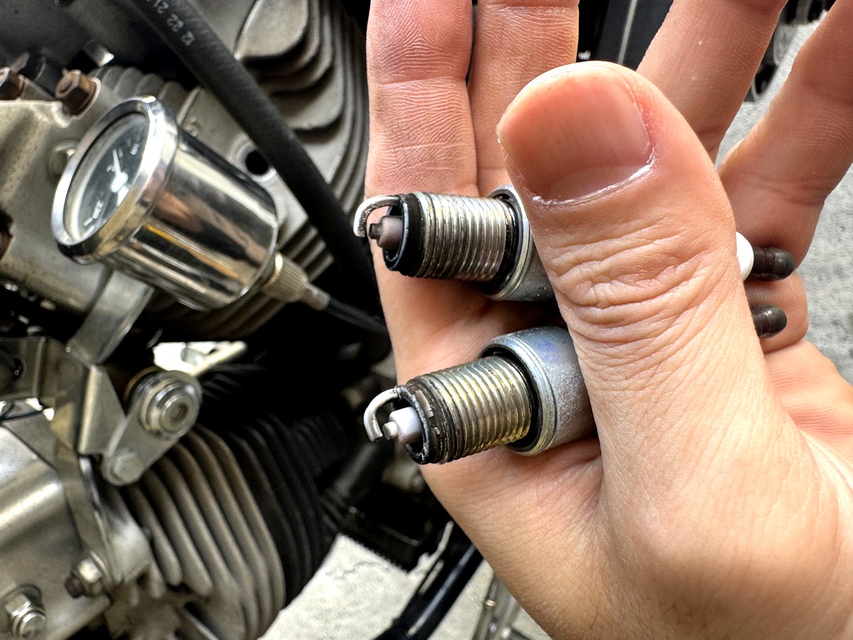 ショベルヘッドのスパークプラグ取り外し点検 電極の焼け色確認