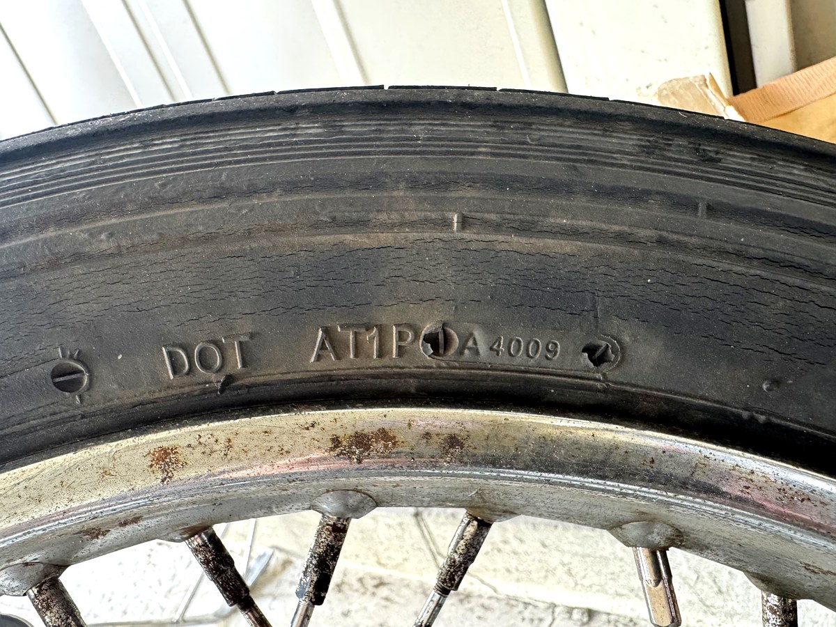 ショベルヘッドの劣化タイヤ DOTコード2009年製 16年経過 交換前