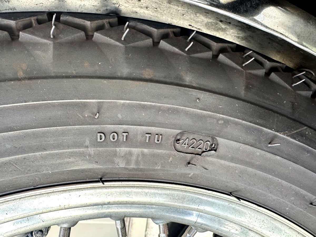 ショベルヘッドのタイヤDOTコード確認 2020年製タイヤのサイドウォール