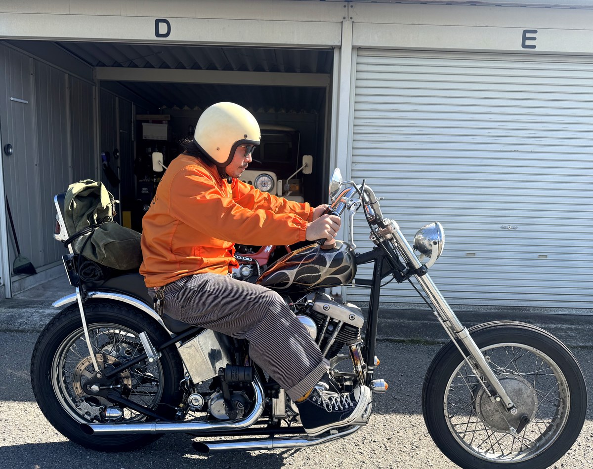 TT&CO 500TXを着用してチョッパーに跨がった乗車姿