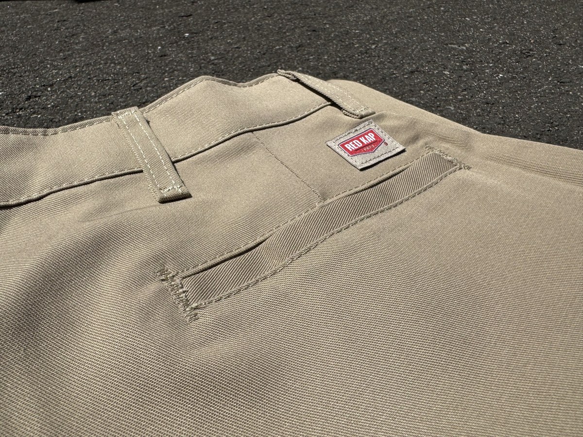Red Kap PT20のバックポケットの接写。直線的なステッチと小さな赤タグが見える