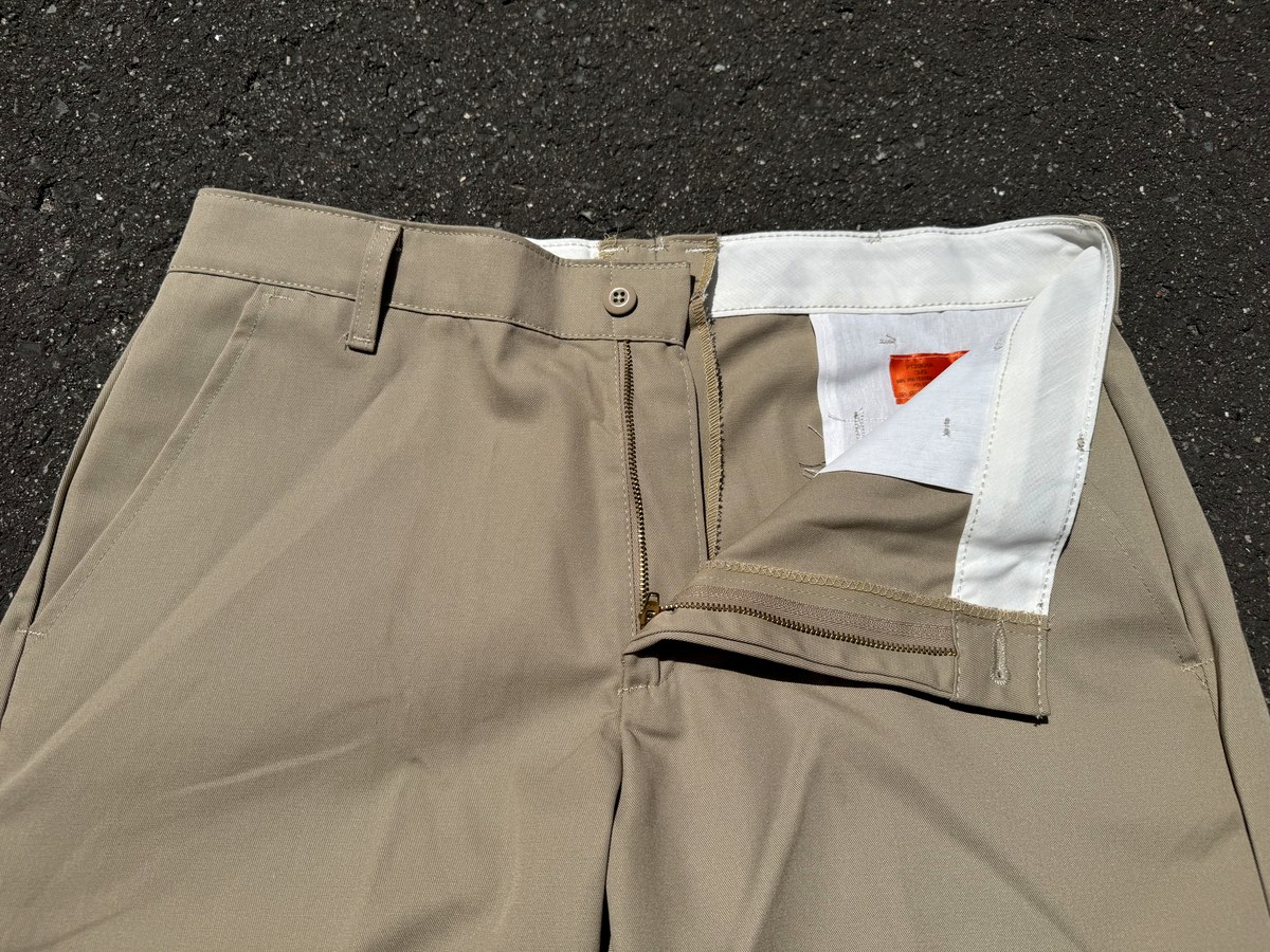 Red Kap PT20のフロントジッパーを開いた状態。YKK製ジッパーと白い見返しが見える