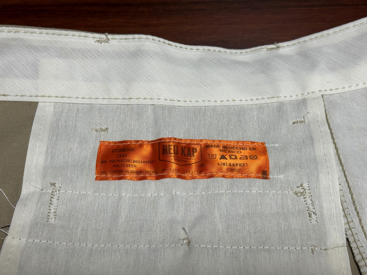 Red Kap PT20の内側に縫い付けられたタグ。MADE IN MEXICOと素材表示が読み取れる