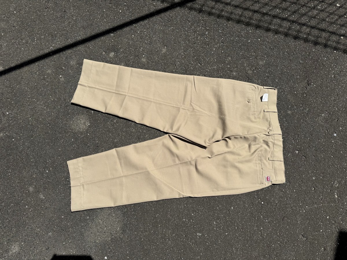 コンクリートに広げたRed Kap PT20カーキW36のバック全体。ワークパンツらしいストレートシルエット