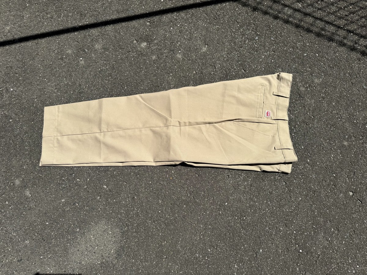 Red Kap PT20カーキW36を横に広げた側面。ワタリから裾までのラインがわかる