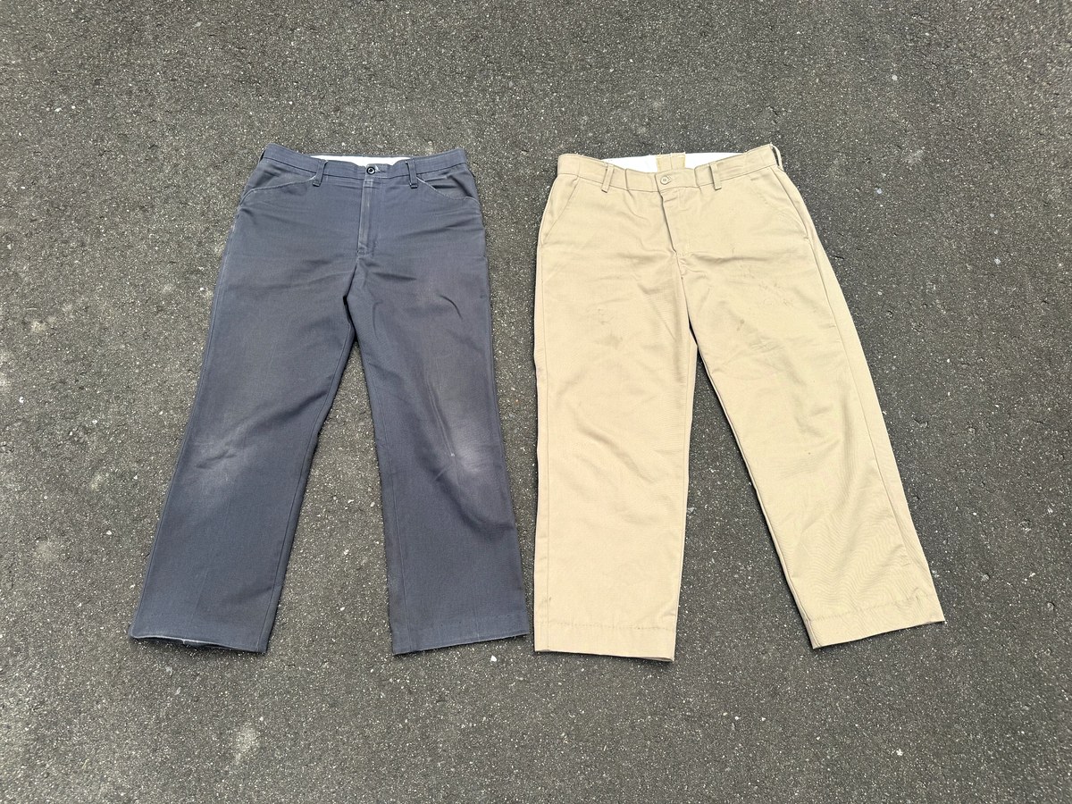 Red Kap PT20（カーキ）とPT50（チャコール）を並べて平置きした正面比較