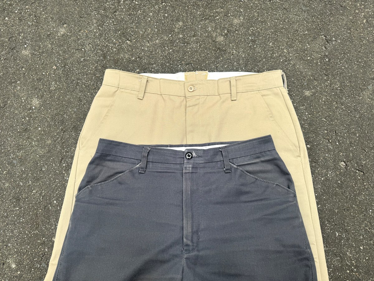Red Kap PT20とPT50のフロントポケット開口角度の比較。PT20は斜め大開口、PT50は水平に近い開口