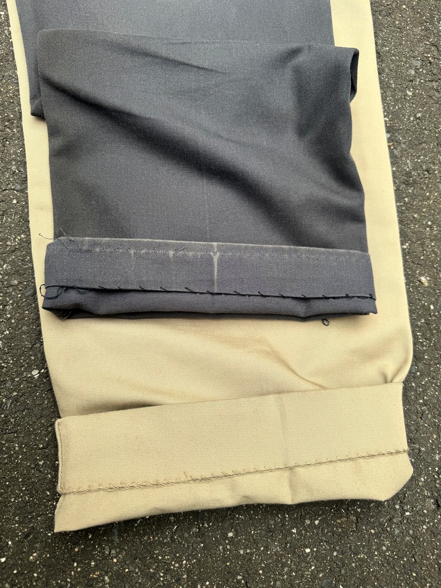 Red Kap PT20とPT50の裾を折り返した接写。どちらもシンプルなまつり縫い