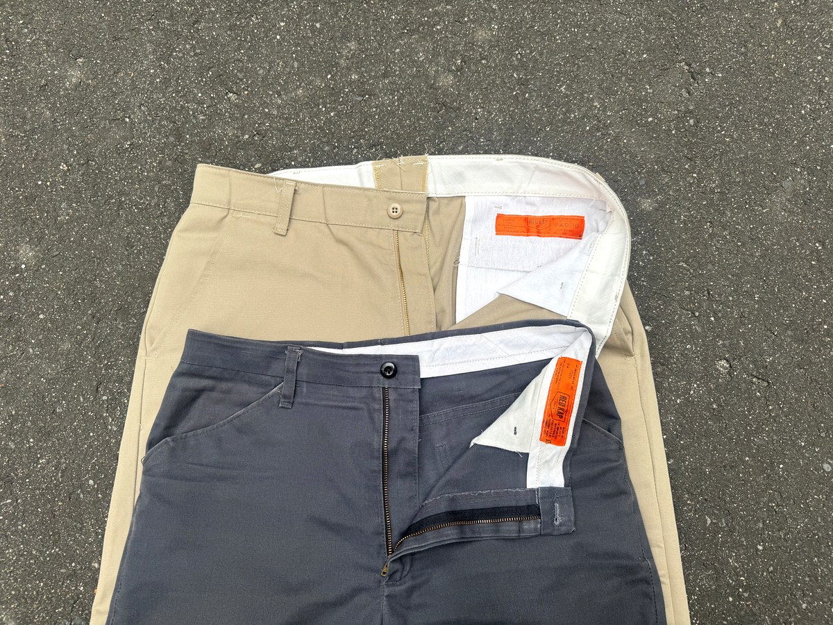 Red Kap PT20とPT50の内側オレンジタグの取り付け位置の違い