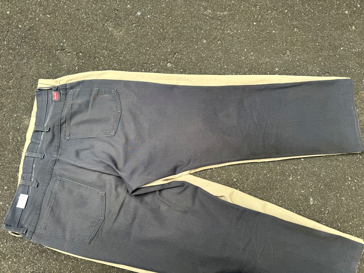 Red Kap PT20を下に敷いてPT50と重ねたシルエット差の比較。PT20の方が太もも〜裾に余裕がある