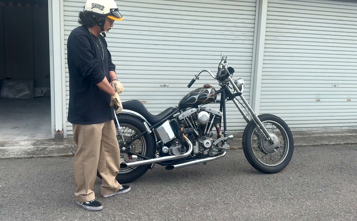 ショベルヘッドのチョッパーの横でRed Kap PT20カーキを着用したコーディネート全体
