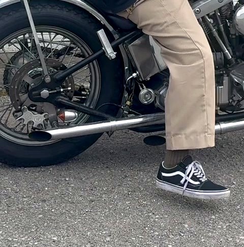 チョッパーに跨って地面に足をついたRed Kap PT20 L28の裾とバンズ オールドスクールの被り具合