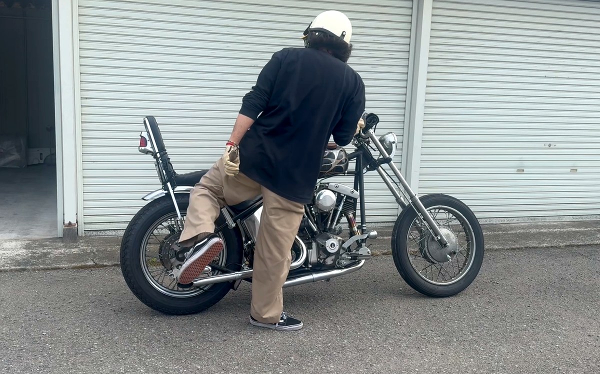 Red Kap PT20 W36を穿いてチョッパーに跨ぐ瞬間。脚を高く上げた後ろ姿
