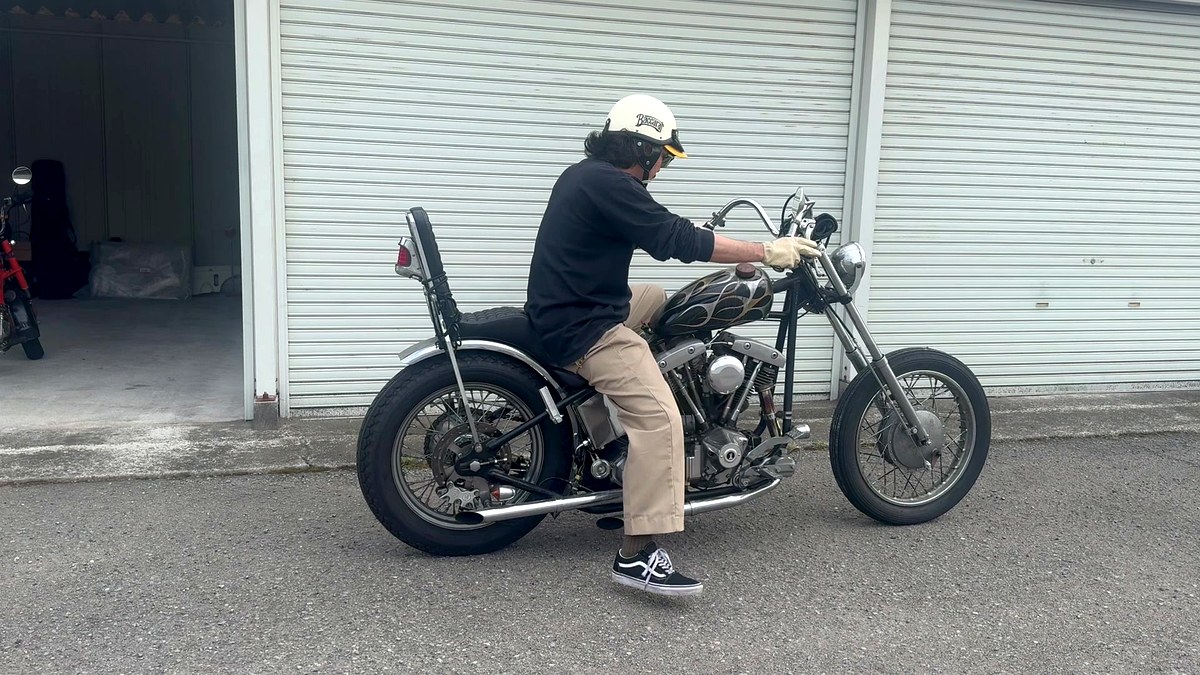 SHORTY4ヘルメットを被りRed Kap PT20でショベルヘッドに乗車した側面姿勢