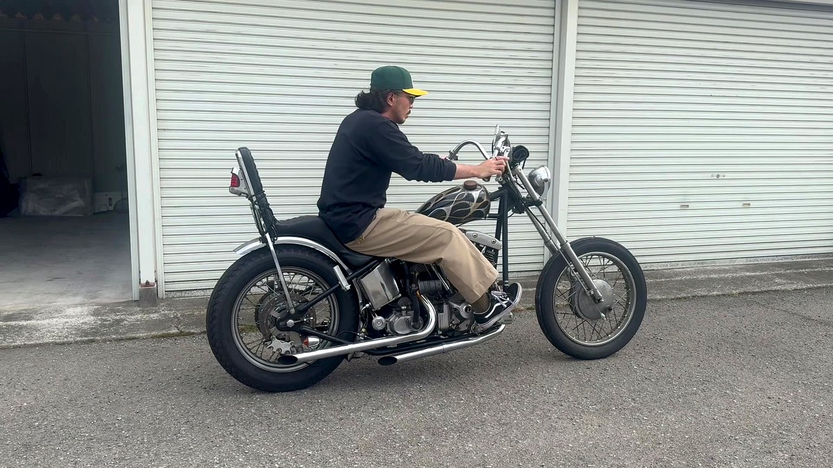 Red Kap PT20 W36を着用してリジッドチョッパーに跨った横からの着座姿勢