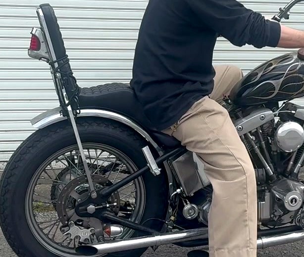 チョッパー乗車中のRed Kap PT20 W36。腰から太もものゆとりがわかる寄りカット