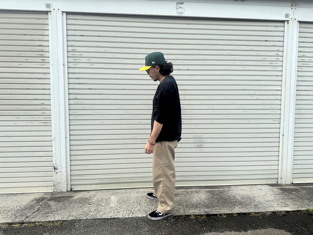 Red Kap PT20 W36カーキを横から見た着用シルエット。ドレープと裾の落ち感