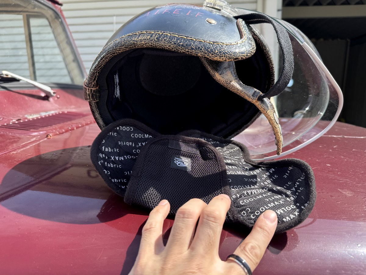 COOLMAXヘルメットインナーをTT&CO スーパーマグナムと並べて手に持った構図