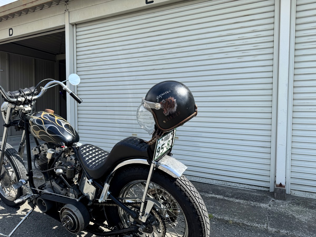 TT&CO スーパーマグナムをチョッパーバイクのリアシート周りに置いた背景構図