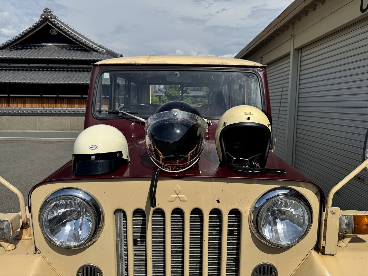 オーシャンビートル ショーティー4・TT&CO スーパーマグナム・TT&CO 500TXの3ヘルメット並列比較、ヴィンテージ三菱ジープ