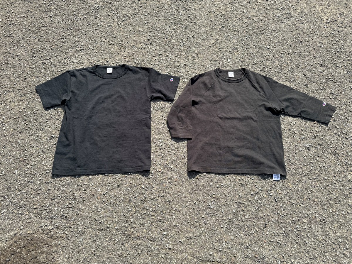 Champion T1011 旧モデル 黒の半袖と七分丈ラグラン2枚を平置きで比較