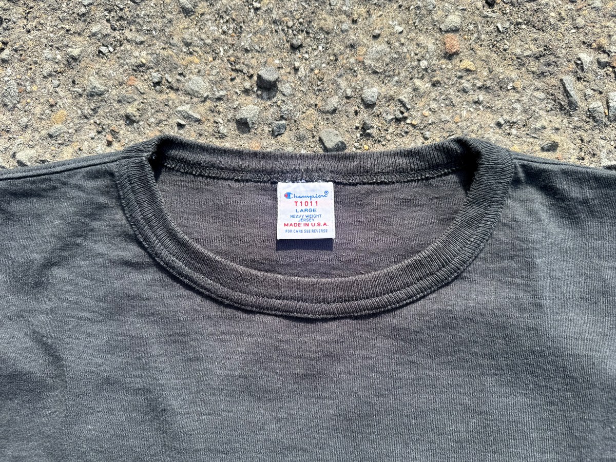 Champion T1011 半袖の襟まわり全体 タグの位置