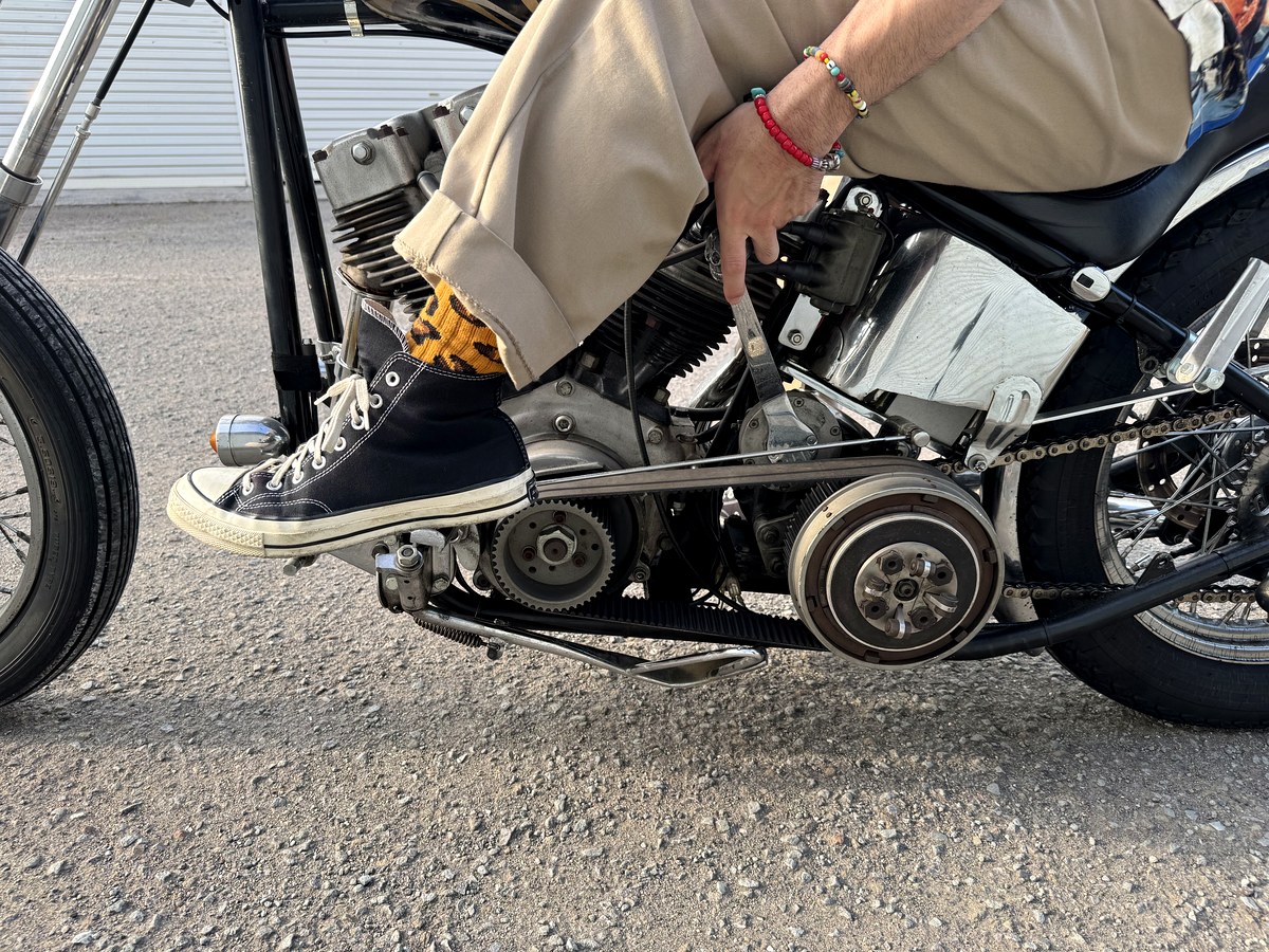 ジョッキーシフトのフットクラッチを操作するコンバースCT70