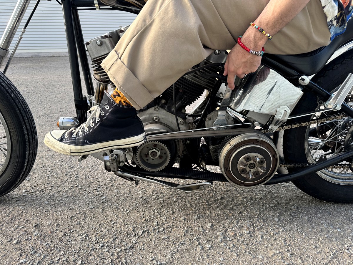 ショベルヘッドのフットペグに乗せたコンバースCT70