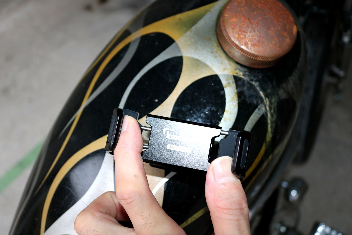 Kaedear マグタンクの物理アームがスマホを挟んで保持する部分