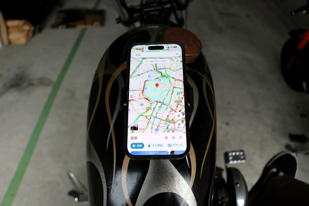 ショベルヘッドのタンクにKaedearマグタンクでiPhoneを装着しナビ表示