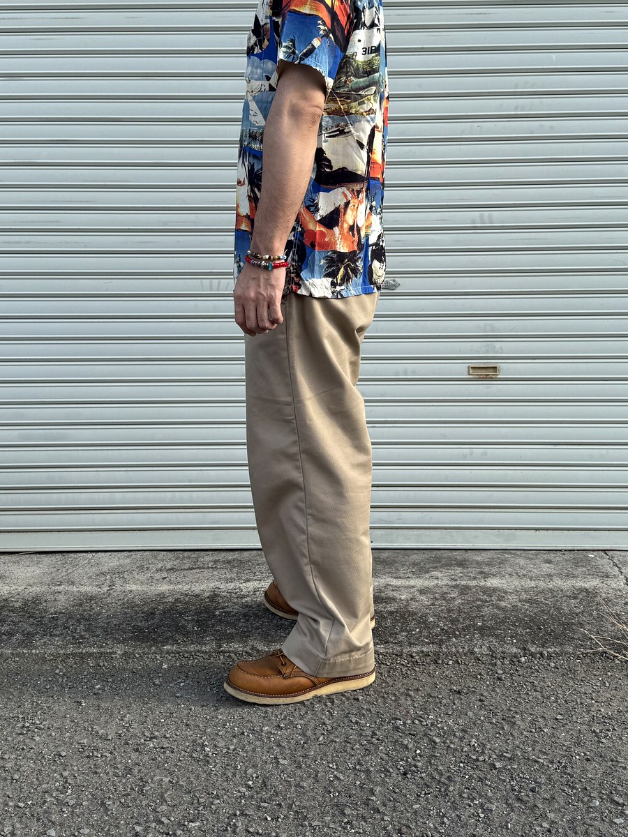 ワークパンツにレッドウィング875を合わせた足元 横から