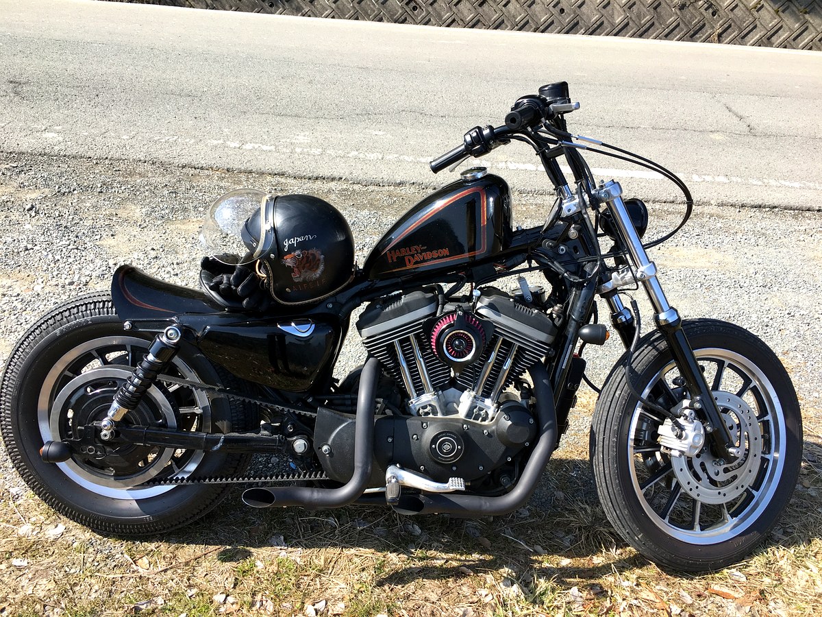 ソロシートにヘルメットを置いたスポーツスター1200
