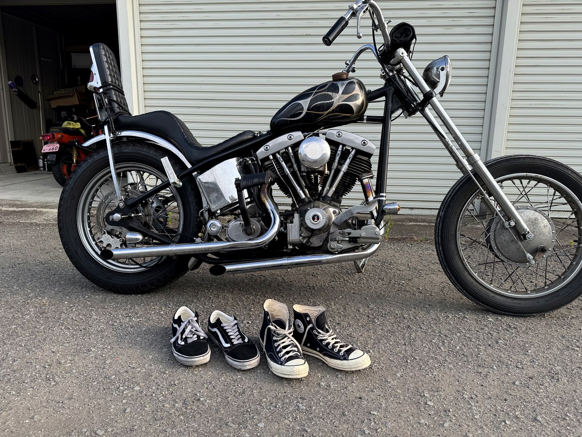 ショベルヘッドの前に並べたバンズ オールドスクールとコンバースCT70