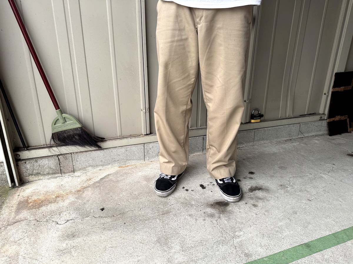 バンズ オールドスクール 黒 着用 正面の足元