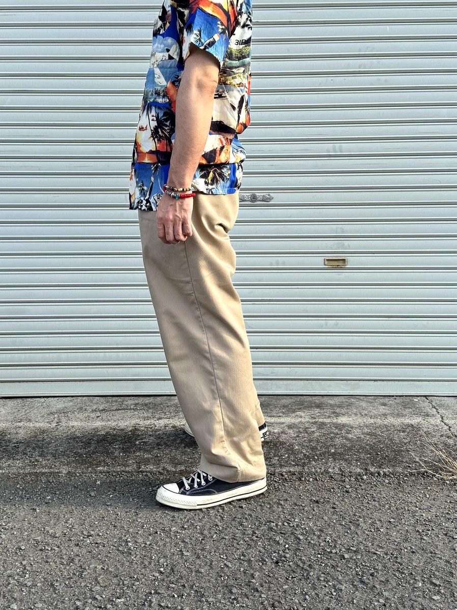 同じワークパンツにコンバースCT70を合わせた足元を横から