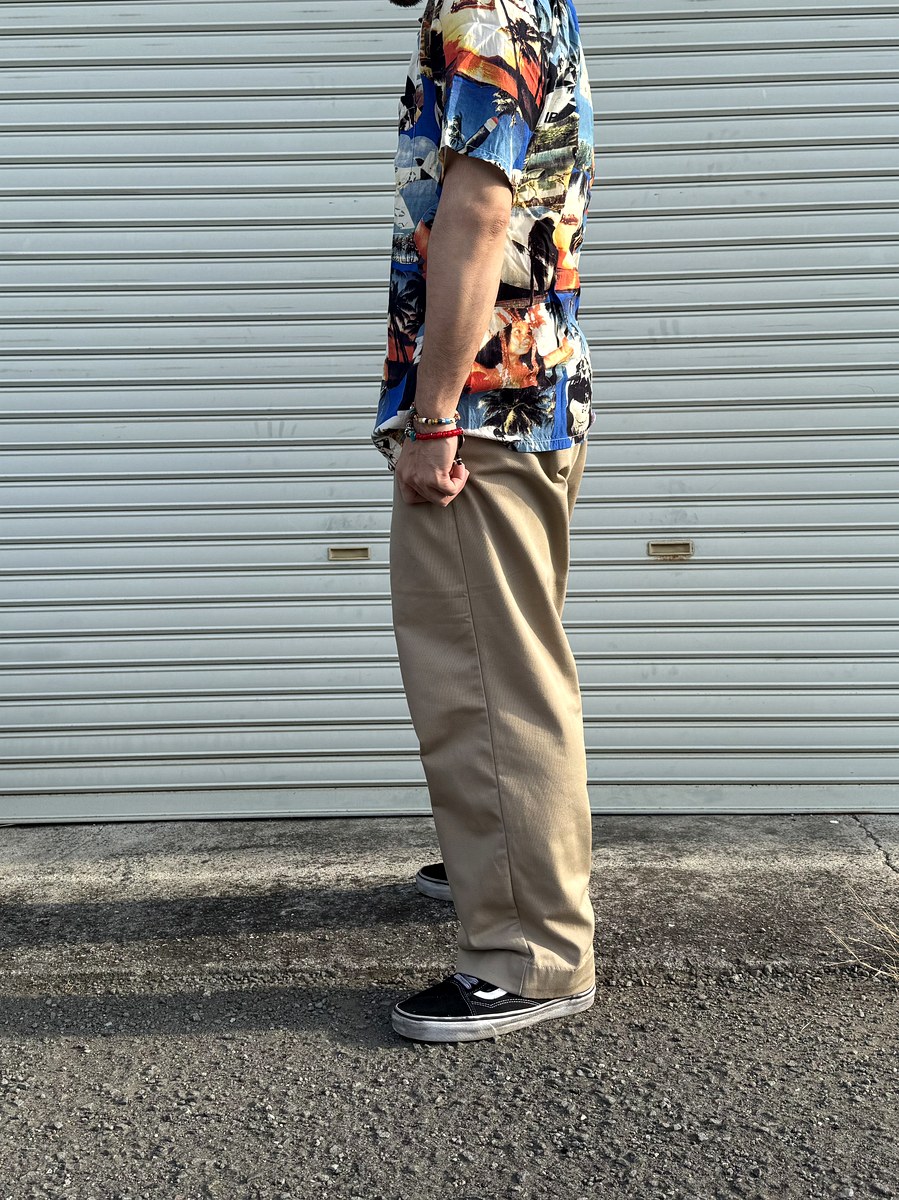 ワークパンツにバンズ オールドスクールを合わせた足元を横から