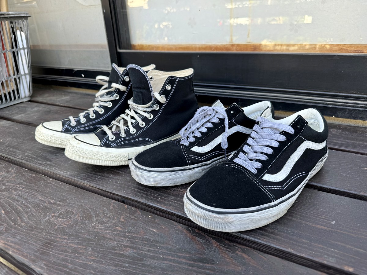 バンズ オールドスクールとコンバースCT70 黒の2足を並べた比較